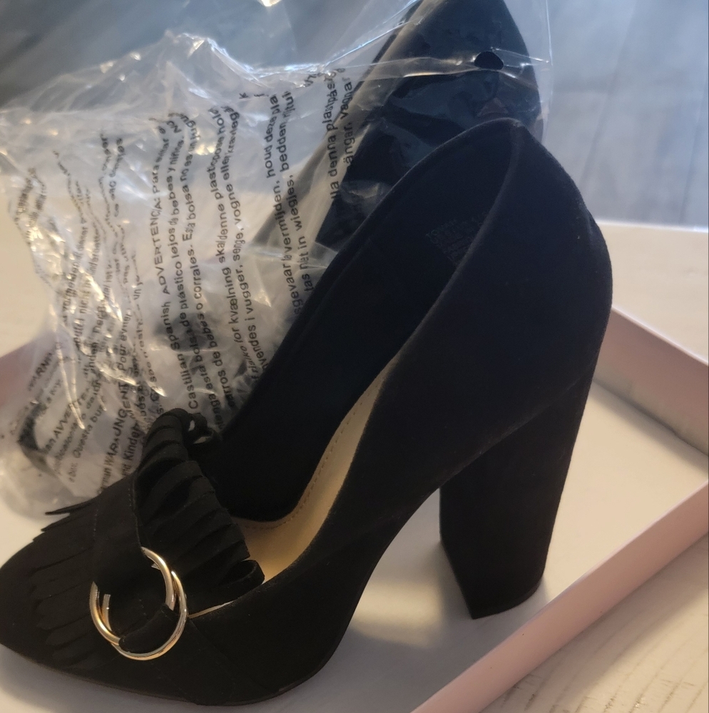 Elegant Black Women's Shoes with Gold Accent